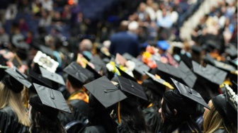 Gelar Sarjana vs AI: Menagih Aksi Pemerintah Atasi Krisis Kerja Gen Z