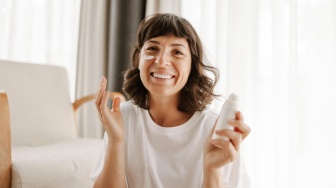 5 Sunscreen Anti Aging yang Cocok untuk Kulit di Atas 40 Tahun sesuai Review dan Harga
