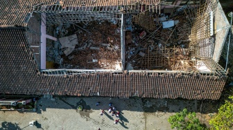 Foto udara kondisi ruang kelas yang atapnya ambruk di SD Negeri Tanggirejo, Tegowanu, Grobogan, Jawa Tengah, Selasa (21/7/2026). [ANTARA FOTO/Aprillio Akbar/YU]