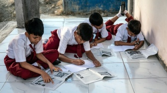 Sejumlah siswa kelas 5 mengerjakan tugas saat kegiatan belajar mengajar di musala yang digunakan sebagai ruang belajar sementara akibat ambruknya atap ruang kelas di SD Negeri Tanggirejo, Tegowanu, Grobogan, Jawa Tengah, Selasa (21/7/2026). [ANTARA FOTO/Aprillio Akbar/YU]
