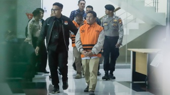 Resmi Pakai Rompi Oranye KPK, Bupati Lombok Barat Bungkam Soal 3 Perkara yang Menjeratnya