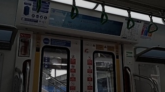 Pelajaran Sunyi dari Seorang Kakek dan Bukunya di Padatnya KRL Manggarai