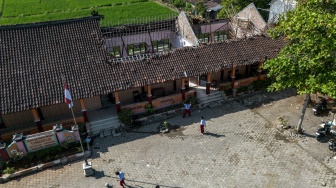 Atap Kelas Ambruk, Siswa SD di Grobogan Terpaksa Belajar Bergantian
