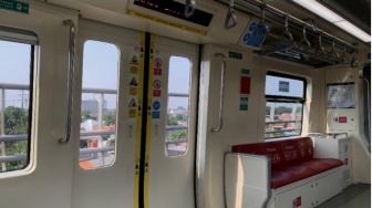 Menemukan Makna di Balik Jendela Kereta: Mengapa Aku Jatuh Cinta pada Transportasi Umum