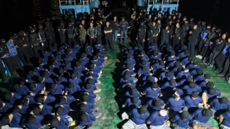 Kepala Ditutup Tangan Diborgol, Begini Proses Pemindahan 79 Napi Paling Berbahaya ke Nusakambangan