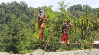 Potret Akses Pendidikan di Aceh Barat, Guru dan Siswa Seberangi Sungai Lewat Kabel Baja