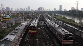 Di Balik Jendela KRL: Pelajaran yang Tak Pernah Diajarkan Dosenku di Dalam Kelas