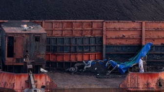 Pekerja berada di atas kapal tongkang pengangkut batu bara saat melintas di Sungai Musi, Palembang, Sumatera Selatan, Selasa (21/7/2026). [ANTARA FOTO/Nova Wahyudi/sgd]