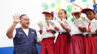 Kala Anak Nasabah PNM Mekaar Berkata 'Orang Tua Saya Berjuang di Sawah, Saya Berjuang di Sekolah'
