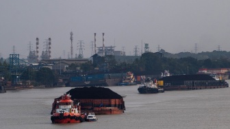 Kapal tongkang pengangkut batu bara melintas di Sungai Musi, Palembang, Sumatera Selatan, Selasa (21/7/2026). [ANTARA FOTO/Nova Wahyudi/sgd]