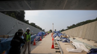 Pekerja menyelesaikan pembangunan MRT Fase 2A di Stasiun MRT Monas, Jakarta, Rabu (22/8/2025). [Suara.com/Alfian Winanto] 
