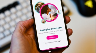 Ketika Dunia Digital Mengubah Cara Jatuh Cinta Generasi Muda