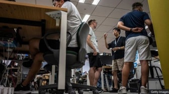 Gubernur Tokyo Minta Karyawan Pakai Celana Pendek ke Kantor, Ada Apa?