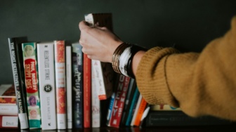 Membaca Jadi Privilese Mewah: Mengapa Harga Buku Makin Tak Terjangkau?