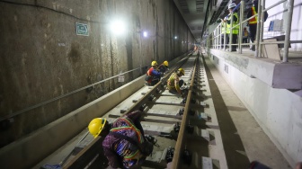 Pekerja menyelesaikan pembangunan terowongan MRT Fase 2A di Stasiun MRT Monas, Jakarta, Rabu (22/8/2025). [Suara.com/Alfian Winanto] 