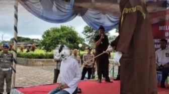 Eksekusi Cambuk di Simeulue, Dua Terhukum Jalani Hukuman di Depan Umum