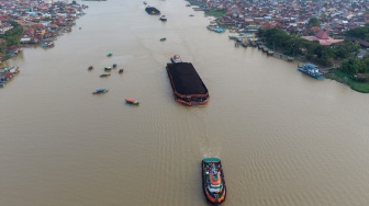 KFoto udara kapal tongkang pengangkut batu bara melintas di Sungai Musi, Palembang, Sumatera Selatan, Selasa (21/7/2026). [ANTARA FOTO/Nova Wahyudi/sgd]