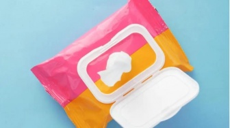Praktis Dibawa Berpergian! 4 Brightening Cleansing Wipes Buat Wajah Cerah