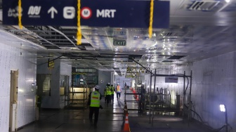 Pekerja menyelesaikan pembangunan MRT Fase 2A di Stasiun MRT Monas, Jakarta, Rabu (22/8/2025). [Suara.com/Alfian Winanto] 