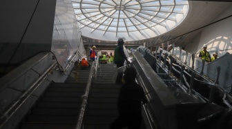 Pekerja menyelesaikan pembangunan terowongan MRT Fase 2A Stasiun MRT Thamrin dan Monas di Jakarta, Rabu (22/8/2025). [Suara.com/Alfian Winanto] 