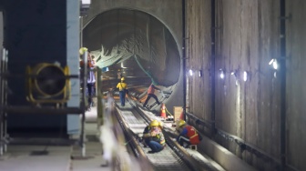 Pekerja menyelesaikan pembangunan terowongan MRT Fase 2A Stasiun MRT Thamrin dan Monas di Jakarta, Rabu (22/8/2025). [Suara.com/Alfian Winanto] 