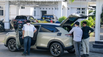 Tim KPK memeriksa mobil yang terparkir di dalam areal pendopo Bupati Lombok Barat, Nusa Tenggara Barat, Kamis (23/7/2026).  [ANTARA FOTO/Dhimas Budi Pratama/sgd/wsj]