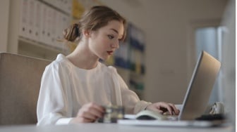 Stop Sebut Gen Z Manja! Mereka Cuma Mau Bekerja Tanpa Kehilangan Kewarasan