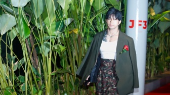 Model JF3 memperagakan busananya saat pembukaan dan Gala Dinner JF3 Fashion Festival 2026 di Summarecon Mall Kelapa Gading, Jakarta, Rabu (22/7/2026). [Suara.com/Alfian Winanto]