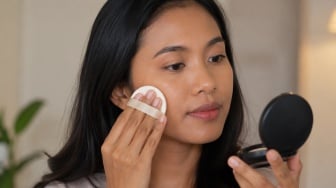 11 Warna Bedak yang Cocok untuk Kulit Hitam Manis, Dijamin Nampak Menyatu dan Flawless!
