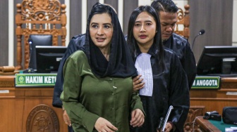 Terdakwa mantan Bupati Pekalongan periode 2021-2025 dan 2025-2030 Fadia Arafiq (kiri) berjalan keluar usai menjalani sidang perdana kasus dugaan korupsi pengadaan barang/jasa dan gratifikasi di Pengadilan Tipikor Kota Semarang, Jawa Tengah, Kamis (23/7/2026). [ANTARA FOTO/Makna Zaezar/wsj]
