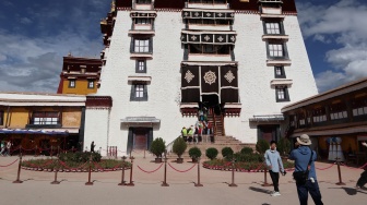 Wisatawan mendatangi Istana Potala di kota Lhasa, Daerah Otonom Xizang, China, Selasa (21/7/2026). [ANTARA FOTO/Desca Lidya Natalia/bar]