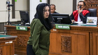 Terdakwa mantan Bupati Pekalongan periode 2021-2025 dan 2025-2030 Fadia Arafiq menjalani sidang perdana kasus dugaan korupsi pengadaan barang/jasa dan gratifikasi di Pengadilan Tipikor Kota Semarang, Jawa Tengah, Kamis (23/7/2026). [ANTARA FOTO/Makna Zaezar/wsj]