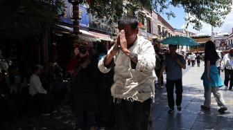 Peziarah melakukan ritual ibadah di Jalan Barkhor di kota Lhasa, Daerah Otonom Xizang pada Selasa (21/7/2026). [ANTARA FOTO/Desca Lidya Natalia/bar]