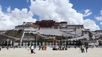 Sejumlah pengunjung berfoto di Lapangan Istana Potala di kota Lhasa, Daerah Otonom Xizang, China, Selasa (21/7/2026). [ANTARA FOTO/Desca Lidya Natalia/bar]