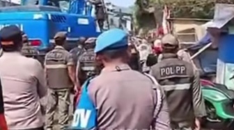 Klaim Ahli Waris Ditolak, 15 Bangunan di Bantaran Kali Cengkareng Dibongkar