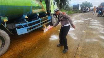 Tabrakan Beruntun Truk CPO, Jalan Lintas Duri Licin Kena Tumpahan Minyak Sawit