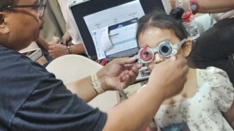Bukan Sekadar Pakai Kacamata, Ini Cara Memperlambat Perkembangan Mata Minus pada Anak