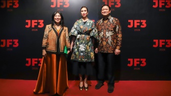 Chairman JF3 Soegianto Nagaria (kanan), Menteri Pariwisata RI Widiyanti Putri Wardhana (tengah) dan Advisor JF3 sekaligus Founder LAKON Indonesia Thresia Mareta (kiri) berfoto bersama saat pembukaan dan Gala Dinner JF3 Fashion Festival 2026 di Summarecon Mall Kelapa Gading, Jakarta, Rabu (22/7/2026). [Suara.com/Alfian Winanto]