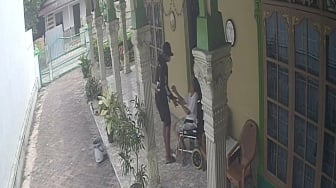 Pria di Medan Rampas HP Lansia Duduk di Kursi Roda, Uang untuk Main Judi