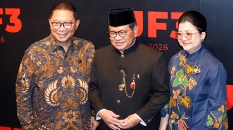Gubernur DKI Jakarta Pramono Anung (tengah) ditemani sang istri Endang Nugrahani (kanan) bersama President Director Summarecon Adrianto P. Adhi (kanan) berfoto bersama saat pembukaan dan Gala Dinner JF3 Fashion Festival 2026 di Summarecon Mall Kelapa Gading, Jakarta, Rabu (22/7/2026). [Suara.com/Alfian Winanto]