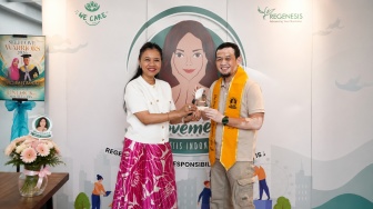 President Director PT Regenesis Indonesia, Ir. Emmy Noviawati (Kiri) memebrikan penghargaan kepada penyandang viiligo. [handout]