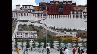 Sejumlah pengunjung berfoto di Lapangan Istana Potala di kota Lhasa, Daerah Otonom Xizang, China, Selasa (21/7/2026). [ANTARA FOTO/Desca Lidya Natalia/bar]
