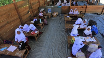 Sejumlah siswa belajar di ruang kelas Sekolah darurat Sekolah Dasar Negeri (SDN) 1 Beutong Ateuh Banggalang, Desa Kuta Teungoh, Nagan Raya, Aceh, Kamis (23/7/2026). [ANTARA FOTO/Syifa Yulinnas/nz] 