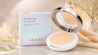 Review Bedak AZZURA Two Way Cake Rp30 Ribuan, Beneran Tahan 12 Jam Tanpa Luntur di Masker?