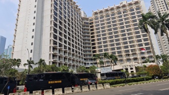 Kondisi Terkini Hotel Sultan: Lengang, Dipagari Beton dan Dijaga Kendaraan Taktis Polisi