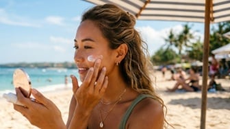 Cari Sunscreen untuk ke Pantai yang Tak Bikin Mata Perih? Ini 5 Rekomendasi Sesuai Review