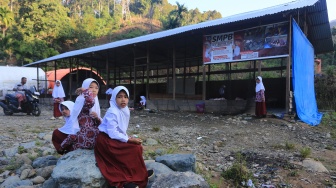 Sejumlah siswa berada di halaman ruang kelas Sekolah darurat Sekolah Dasar Negeri (SDN) 1 Beutong Ateuh Banggalang, Desa Kuta Teungoh, Nagan Raya, Aceh, Kamis (23/7/2026). [ANTARA FOTO/Syifa Yulinnas/nz]