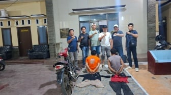 Kedok Tukang Rongsok Terbongkar! Incar Rumah Sepi, Dua Spesialis Congkel Pintu Diringkus Polisi