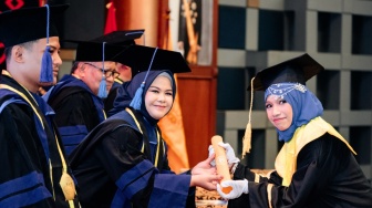 Kisah Zikra Annisa Raih Beasiswa Penuh Hingga Lulus Cum Laude, Komitmen STIE IGI Wujudkan Cita-Cita