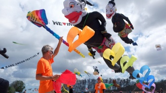 Peserta menerbangkan layang-layang saat acara layangan internasional pada Rare Angon Festival 2026 di Pantai Mertasari, Sanur, Denpasar, Kamis (23/7/2026). [ANTARA FOTO/Nyoman Hendra Wibowo/wsj]